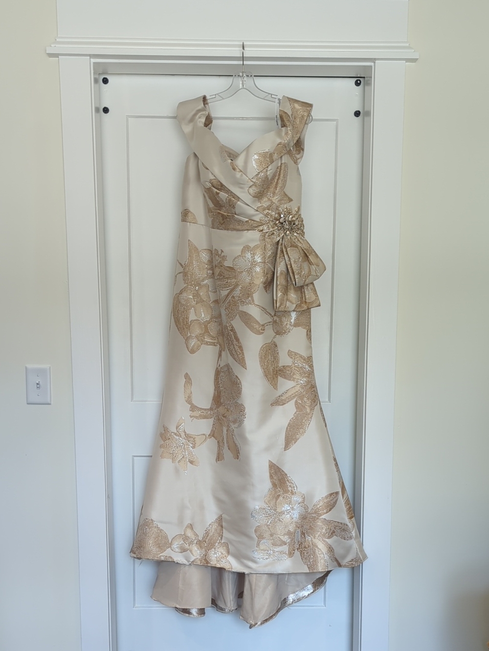 Elegant MGNY Champagne Floral Brocade Evening Gown Size 12 MOB/ MOG